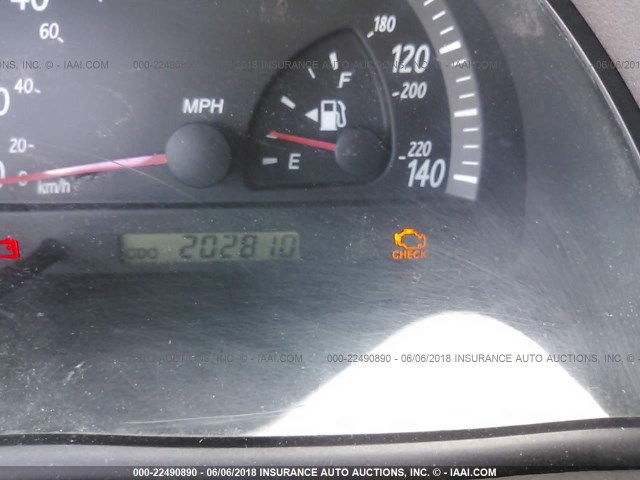 JTDBE32KX40259496 - 2004 TOYOTA CAMRY LE/XLE GRAY photo 7