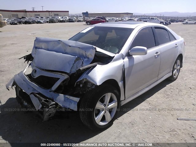 4T1BF3EK9AU096025 - 2010 TOYOTA CAMRY SE/LE/XLE SILVER photo 2
