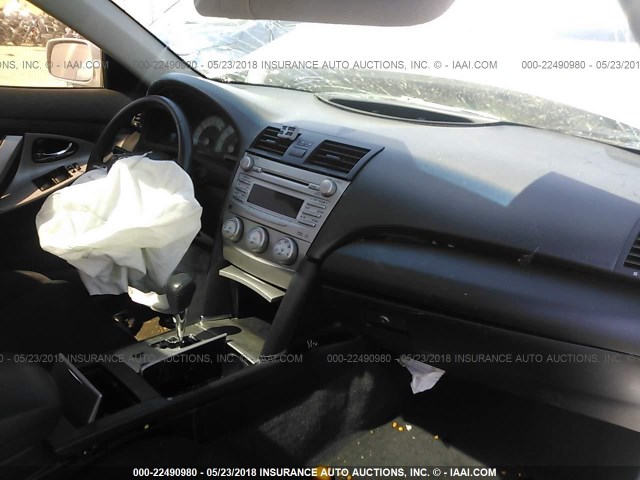 4T1BF3EK9AU096025 - 2010 TOYOTA CAMRY SE/LE/XLE SILVER photo 5