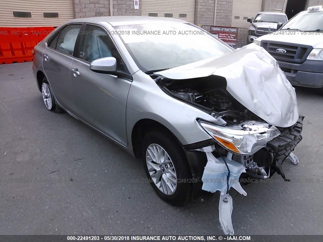 4T1BF1FK4GU243296 - 2016 TOYOTA CAMRY LE/XLE/SE/XSE 银色 照片 1