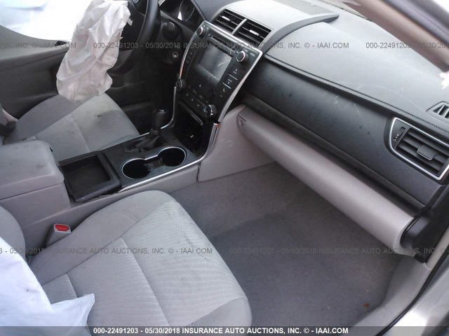4T1BF1FK4GU243296 - 2016 TOYOTA CAMRY LE/XLE/SE/XSE 银色 照片 5