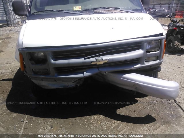 1GCHG39RX21126591 - 2002 CHEVROLET EXPRESS G3500  WHITE photo 6