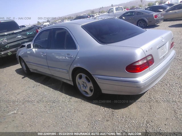 WDBJF70JX2B426692 - 2002 MERCEDES-BENZ E 430 SILVER photo 3