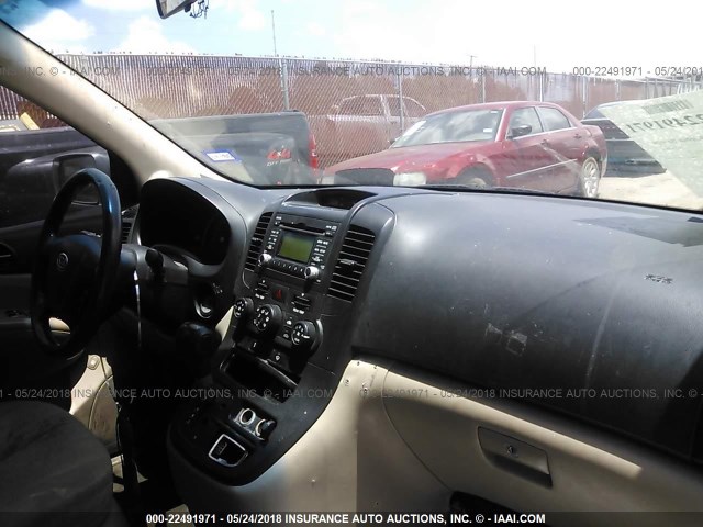 KNDMB133496300609 - 2009 KIA SEDONA WHITE photo 5