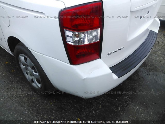 KNDMB133496300609 - 2009 KIA SEDONA WHITE photo 6