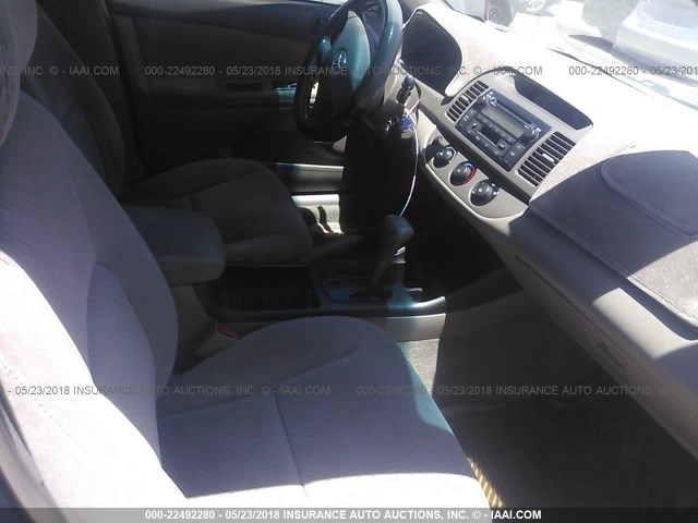 4T1BE32K82U617759 - 2002 TOYOTA CAMRY LE/XLE/SE 金色 照片 5