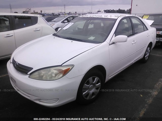 JTDBE32KX20016090 - 2002 TOYOTA CAMRY LE/XLE/SE თეთრი ფოტო 2