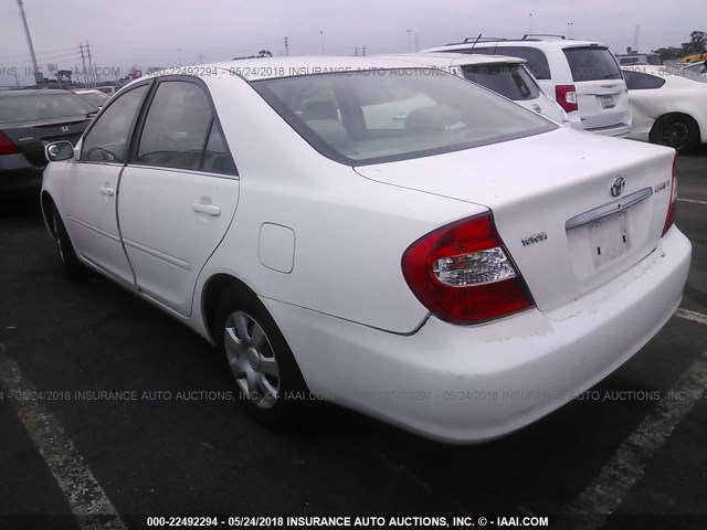 JTDBE32KX20016090 - 2002 TOYOTA CAMRY LE/XLE/SE თეთრი ფოტო 3