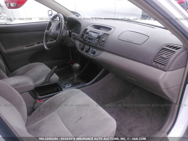 JTDBE32KX20016090 - 2002 TOYOTA CAMRY LE/XLE/SE თეთრი ფოტო 5