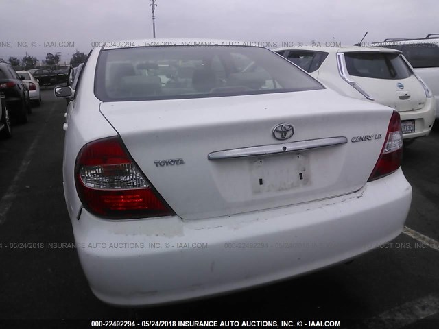 JTDBE32KX20016090 - 2002 TOYOTA CAMRY LE/XLE/SE თეთრი ფოტო 6
