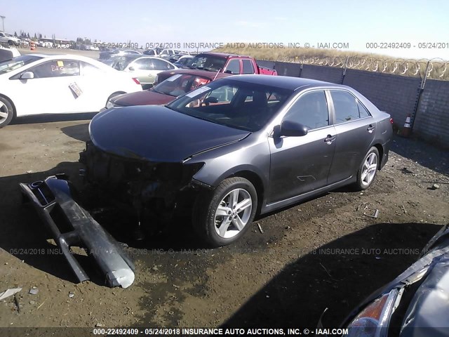 4T1BF1FK6EU304841 - 2014 TOYOTA CAMRY L/SE/LE/XLE 灰色 照片 2