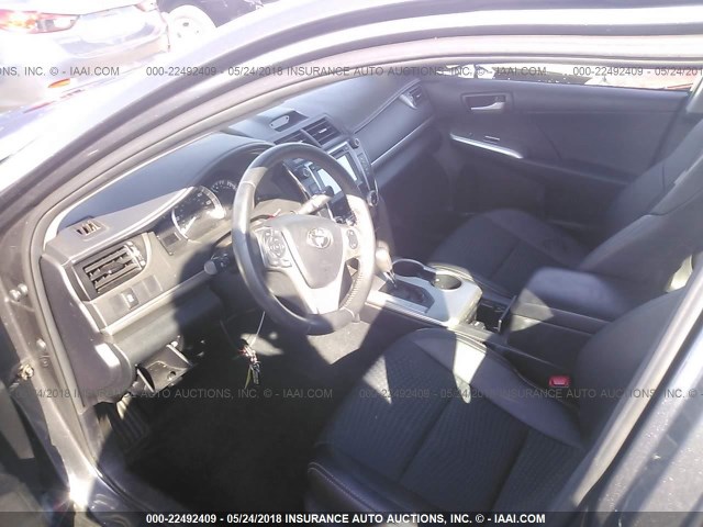 4T1BF1FK6EU304841 - 2014 TOYOTA CAMRY L/SE/LE/XLE 灰色 照片 5