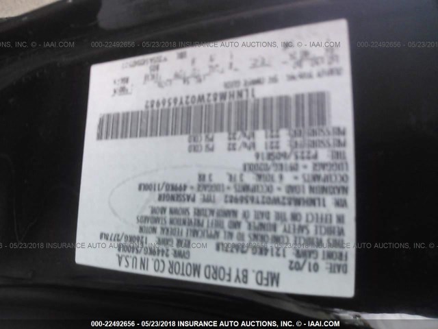 1LNHM82W02Y656982 - 2002 LINCOLN TOWN CAR SIGNATURE BLACK photo 9