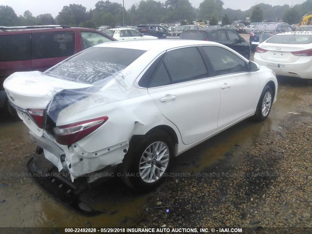 4T1BF1FK1HU284549 - 2017 TOYOTA CAMRY LE/XLE/SE/XSE WHITE photo 4