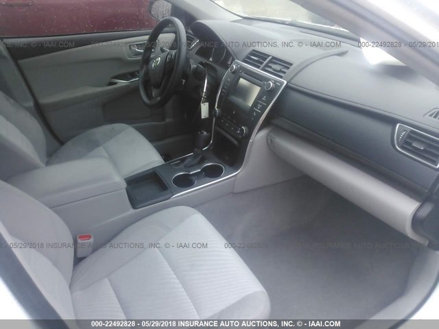 4T1BF1FK1HU284549 - 2017 TOYOTA CAMRY LE/XLE/SE/XSE WHITE photo 5