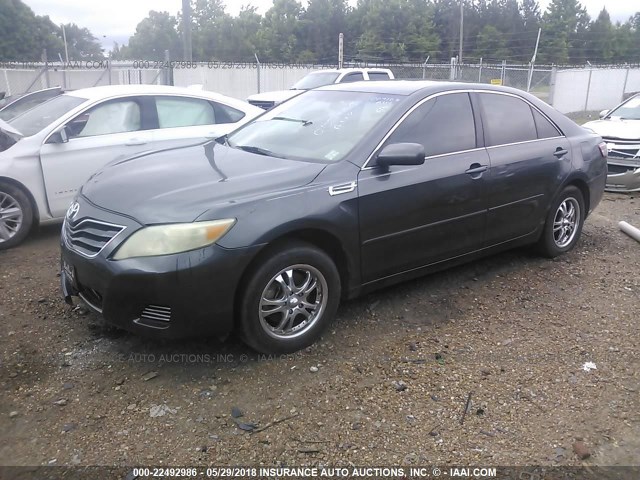 4T4BF3EK5AR007105 - 2010 TOYOTA CAMRY SE/LE/XLE GRAY photo 2