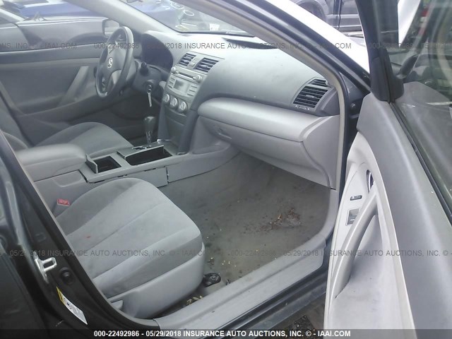 4T4BF3EK5AR007105 - 2010 TOYOTA CAMRY SE/LE/XLE 灰色 照片 5