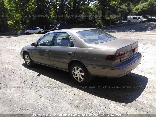 JT2BF28KXX0192619 - 1999 TOYOTA CAMRY LE/XLE TAN photo 3