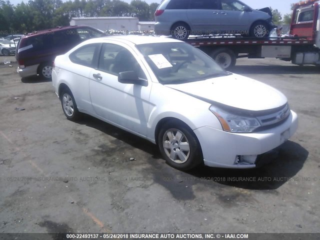 1FAHP32N38W151843 - 2008 FORD FOCUS S/SE WHITE photo 1