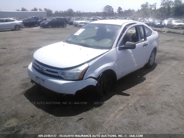 1FAHP32N38W151843 - 2008 FORD FOCUS S/SE WHITE photo 2