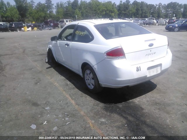 1FAHP32N38W151843 - 2008 FORD FOCUS S/SE WHITE photo 3