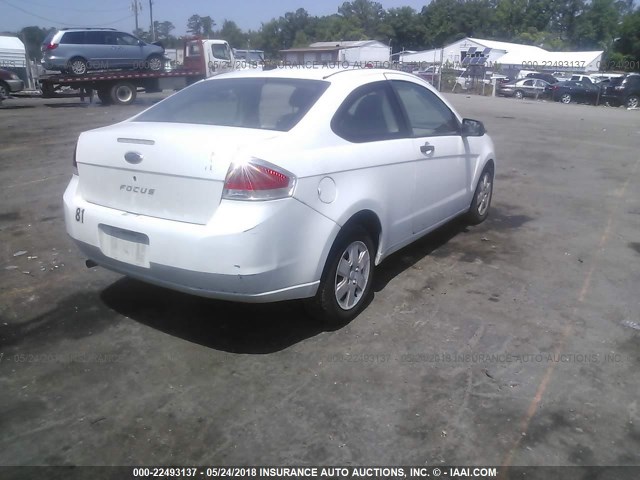 1FAHP32N38W151843 - 2008 FORD FOCUS S/SE WHITE photo 4