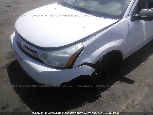 1FAHP32N38W151843 - 2008 FORD FOCUS S/SE WHITE photo 6