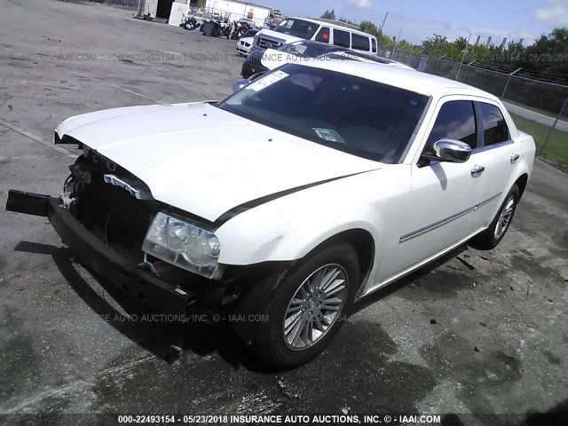 2C3CA5CV0AH225311 - 2010 CHRYSLER 300 TOURING WHITE photo 2