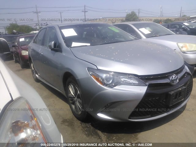 4T1BF1FK4HU298526 - 2017 TOYOTA CAMRY LE/XLE/SE/XSE SILVER photo 1