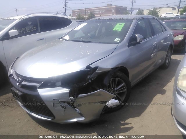 4T1BF1FK4HU298526 - 2017 TOYOTA CAMRY LE/XLE/SE/XSE SILVER photo 2