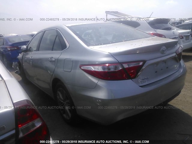 4T1BF1FK4HU298526 - 2017 TOYOTA CAMRY LE/XLE/SE/XSE SILVER photo 3