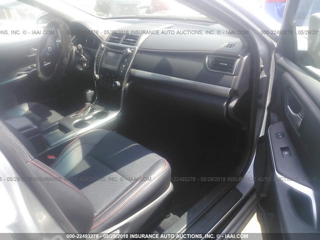 4T1BF1FK4HU298526 - 2017 TOYOTA CAMRY LE/XLE/SE/XSE SILVER photo 5