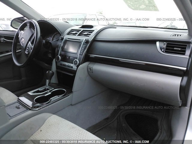 4T1BF1FK6CU003158 - 2012 TOYOTA CAMRY SE/LE/XLE ვერცხლისფერი ფოტო 5