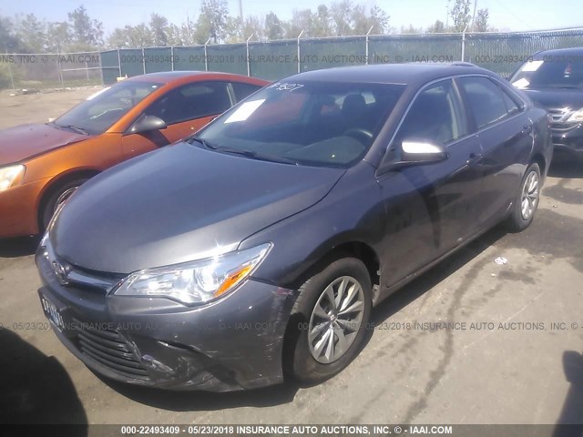 4T1BF1FK5GU590488 - 2016 TOYOTA CAMRY LE/XLE/SE/XSE GRAY photo 2