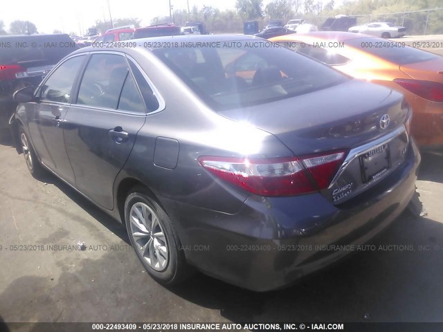 4T1BF1FK5GU590488 - 2016 TOYOTA CAMRY LE/XLE/SE/XSE GRAY photo 3