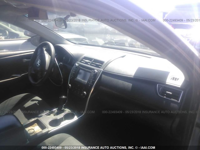 4T1BF1FK5GU590488 - 2016 TOYOTA CAMRY LE/XLE/SE/XSE GRAY photo 5