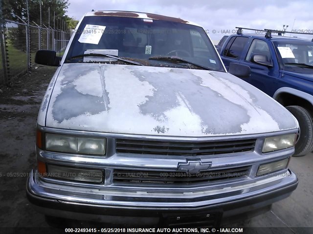 1GNEC16R9VJ389271 - 1997 CHEVROLET SUBURBAN C1500 WHITE photo 6