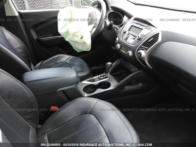KM8JUCACXDU578085 - 2013 HYUNDAI TUCSON GLS/LIMITED 银色 照片 5