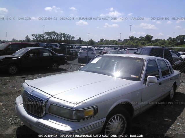 1LNLM83W2TY615280 - 1996 LINCOLN TOWN CAR CARTIER SILVER photo 2