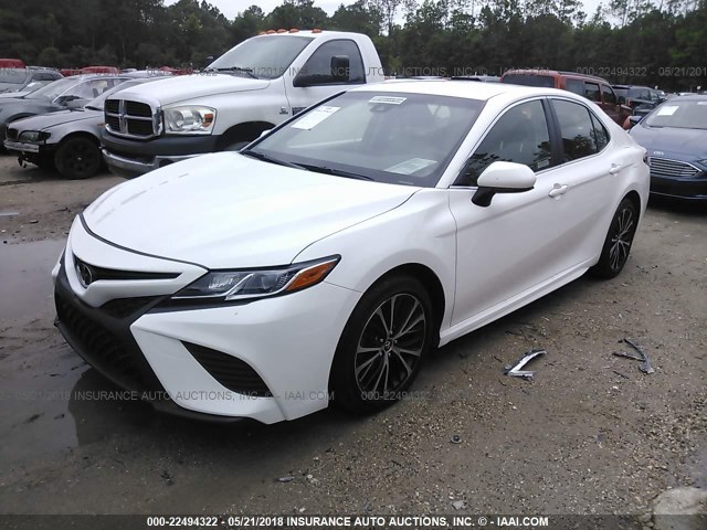 JTNB11HK8J3027993 - 2018 TOYOTA CAMRY L/LE/XLE/SE/XSE WHITE photo 2