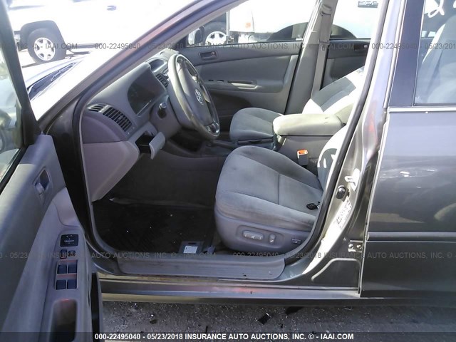 4T1BE32K94U940480 - 2004 TOYOTA CAMRY LE/XLE/SE ნაცრისფერი ფოტო 5