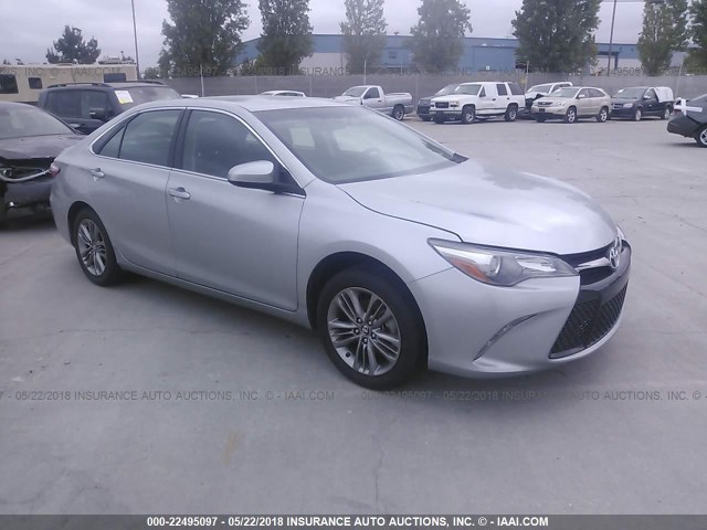 4T1BF1FK6GU590256 - 2016 TOYOTA CAMRY LE/XLE/SE/XSE SILVER photo 1