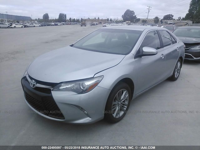 4T1BF1FK6GU590256 - 2016 TOYOTA CAMRY LE/XLE/SE/XSE SILVER photo 2
