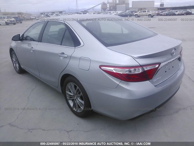 4T1BF1FK6GU590256 - 2016 TOYOTA CAMRY LE/XLE/SE/XSE SILVER photo 3