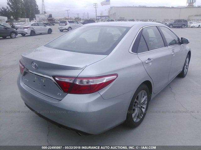 4T1BF1FK6GU590256 - 2016 TOYOTA CAMRY LE/XLE/SE/XSE SILVER photo 4