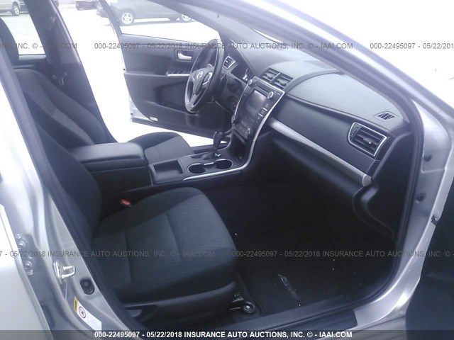 4T1BF1FK6GU590256 - 2016 TOYOTA CAMRY LE/XLE/SE/XSE SILVER photo 5