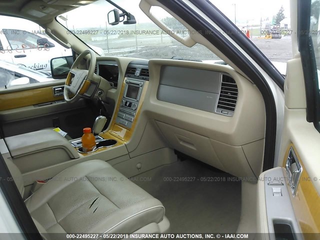 5LMFL28527LJ11633 - 2007 LINCOLN NAVIGATOR L WHITE photo 5