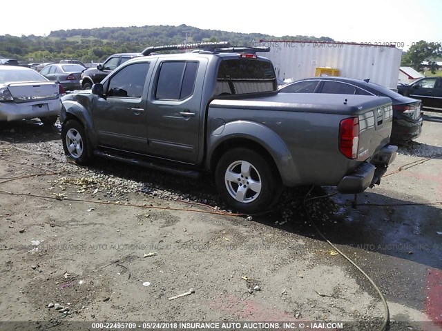 1N6AD07W75C402586 - 2005 NISSAN FRONTIER CREW CAB LE/CREW CAB SE/CREW CAB OFF ROAD GRAY photo 3