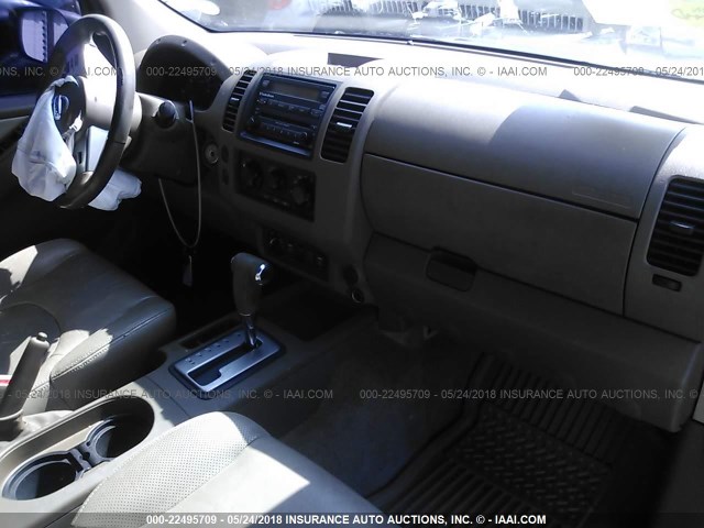 1N6AD07W75C402586 - 2005 NISSAN FRONTIER CREW CAB LE/CREW CAB SE/CREW CAB OFF ROAD GRAY photo 5