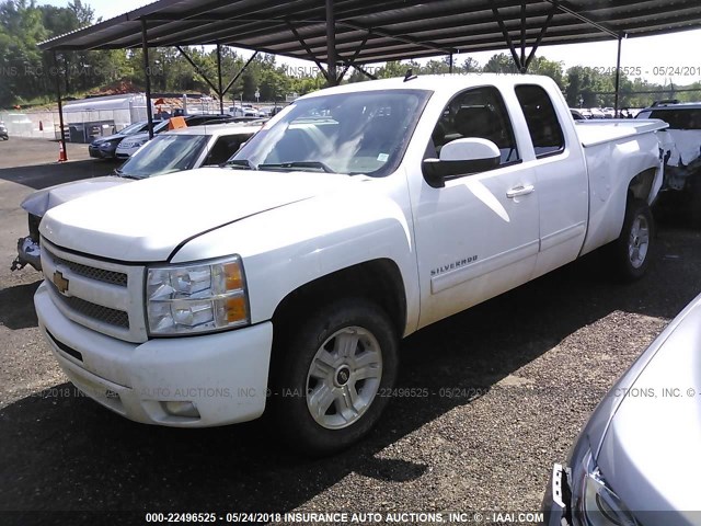 1GCRKSE31BZ409283 - 2011 CHEVROLET SILVERADO K1500 LT WHITE photo 2